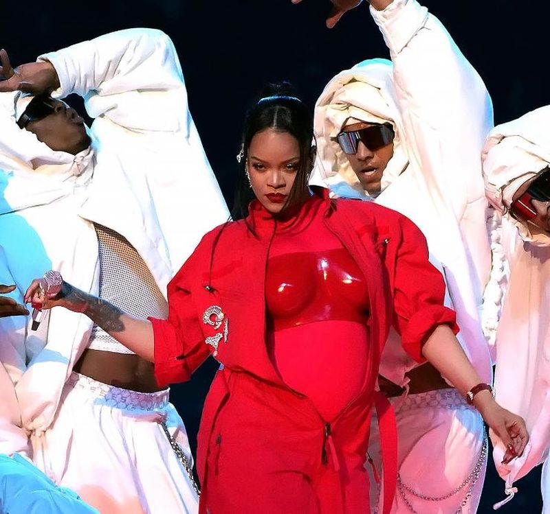 Rihanna a răbufnit după ce paparazzi au încercat să-i fotografieze copilul