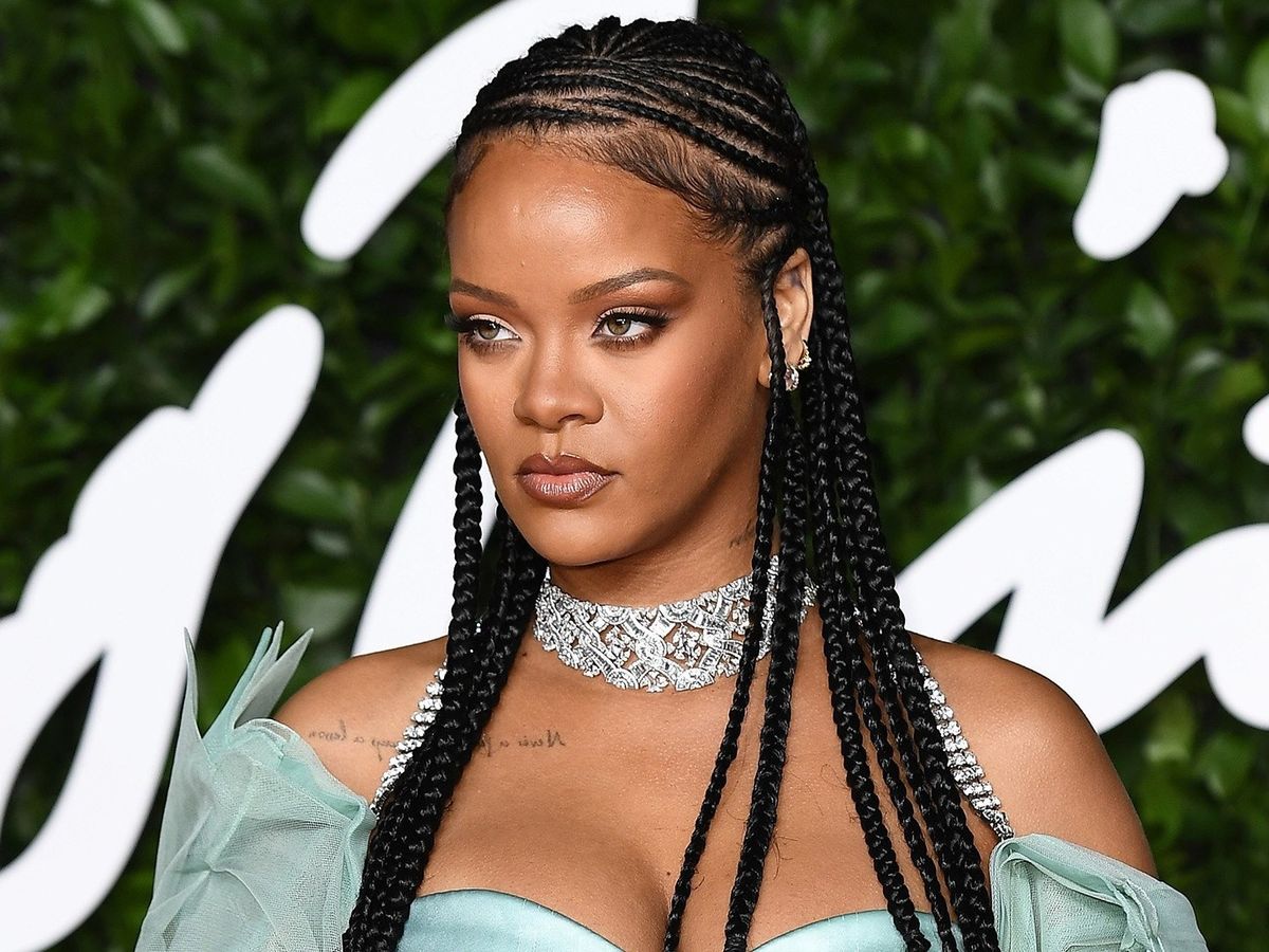 Rihanna a răbufnit după ce paparazzi au încercat să-i fotografieze copilul