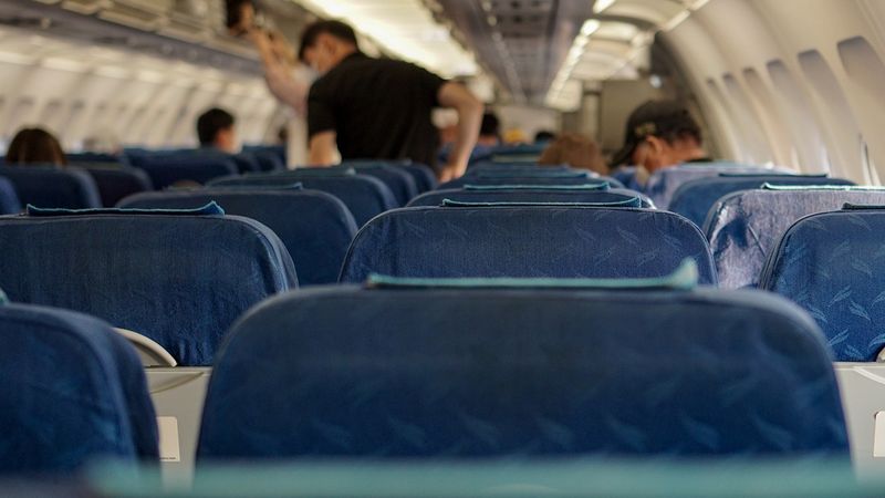 Ce a putut să facă o femeie la bordul unei aeronave?! Călătorii au rămas &icirc;nmărmuriți de ce au putut să vadă