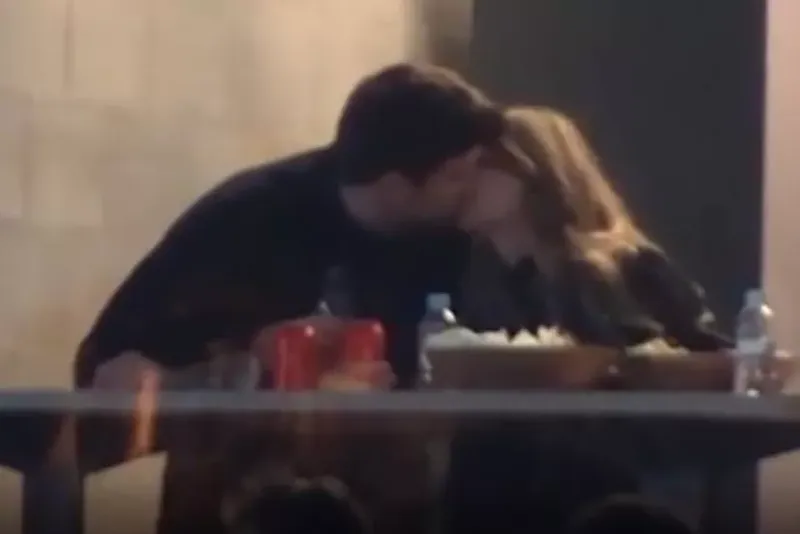 Pique si Clara Chia Marti sarutandu-se