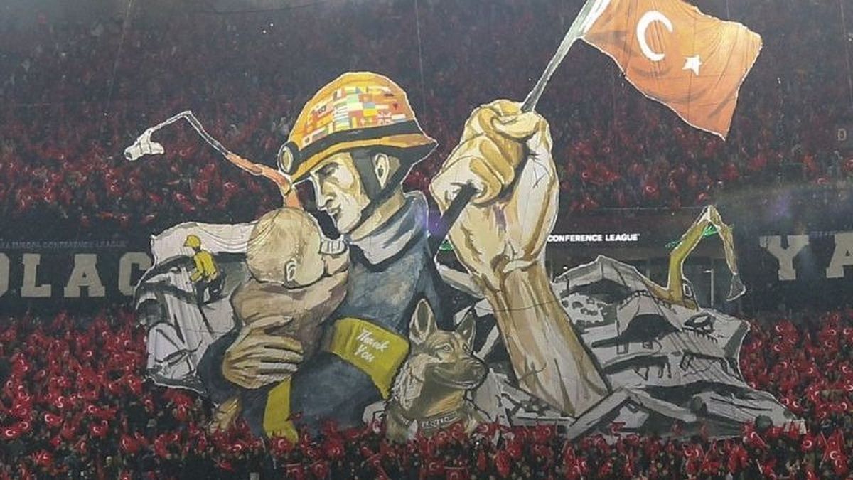 Imagini copleșitoare! România apare în scenografia emoționantă a lui Trabzonspor după cutremurele devastatoare din Turcia: ”Mulțumiri și pentru România” - VIDEO