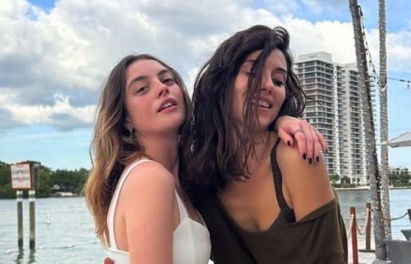 Cansu Dere si Melis Sezen