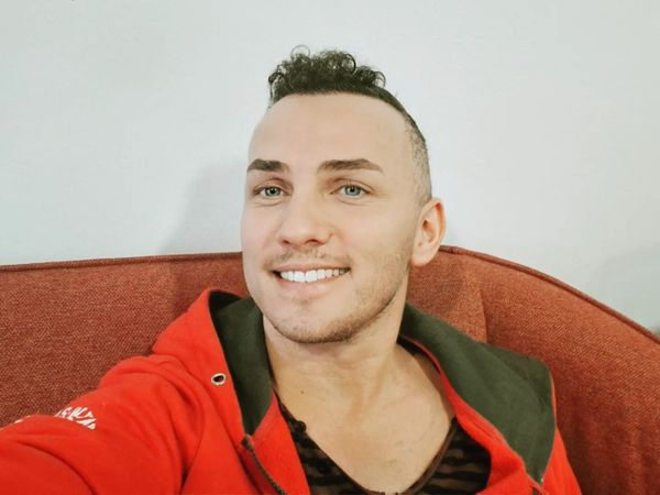 &bdquo;Am avut o viață destul de necăjită!&rdquo; Mihai Trăistariu, mesaj dureros după ce s-a fotografiat la morm&acirc;ntul părinților