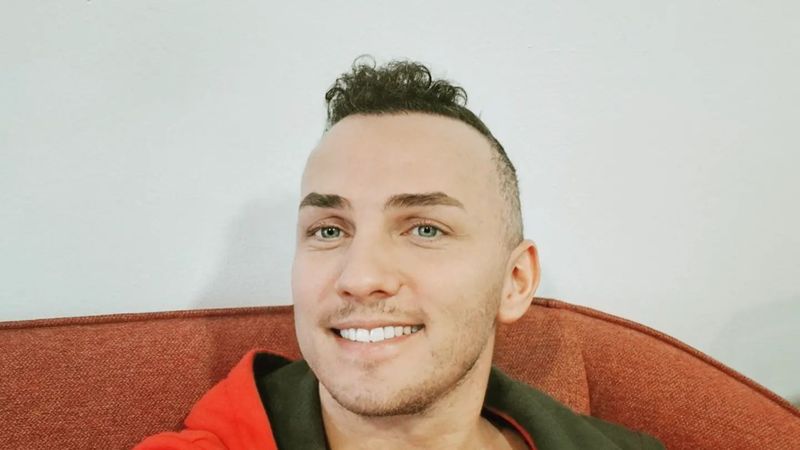 &bdquo;Am avut o viață destul de necăjită!&rdquo; Mihai Trăistariu, mesaj dureros după ce s-a fotografiat la morm&acirc;ntul părinților