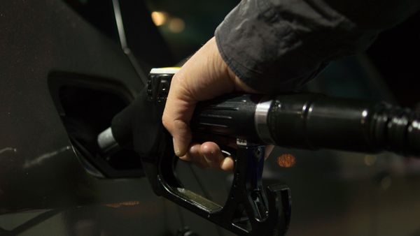Preț benzină și motorină azi, 21 februarie 2023: Benzinăriile unde găsești cei mai ieftini carburanți