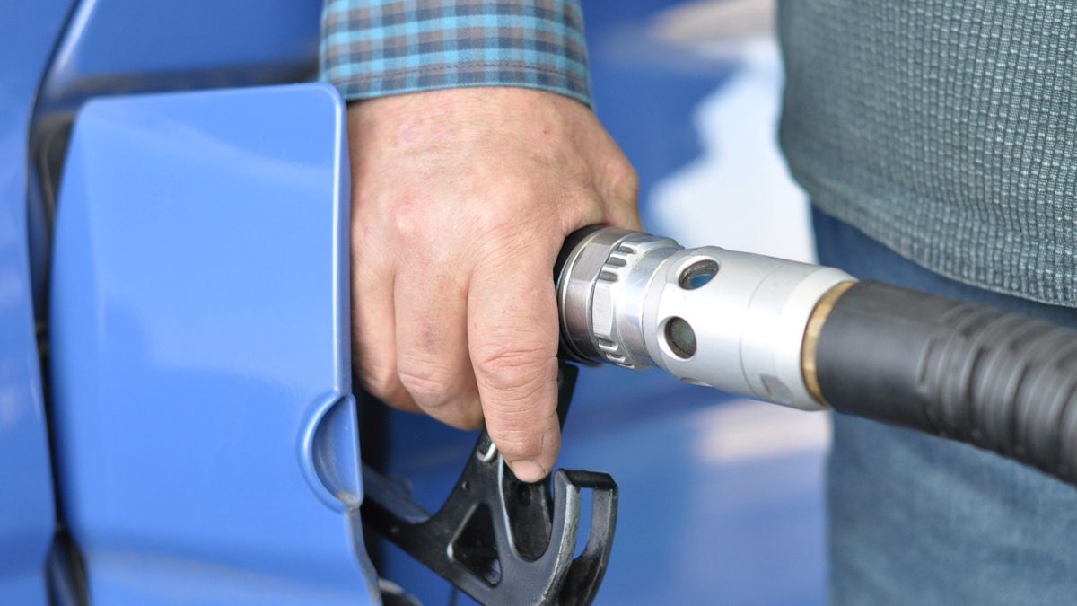 Preț benzină și motorină azi, 24 februarie 2023: Benzinăriile unde găsești cei mai ieftini carburanți
