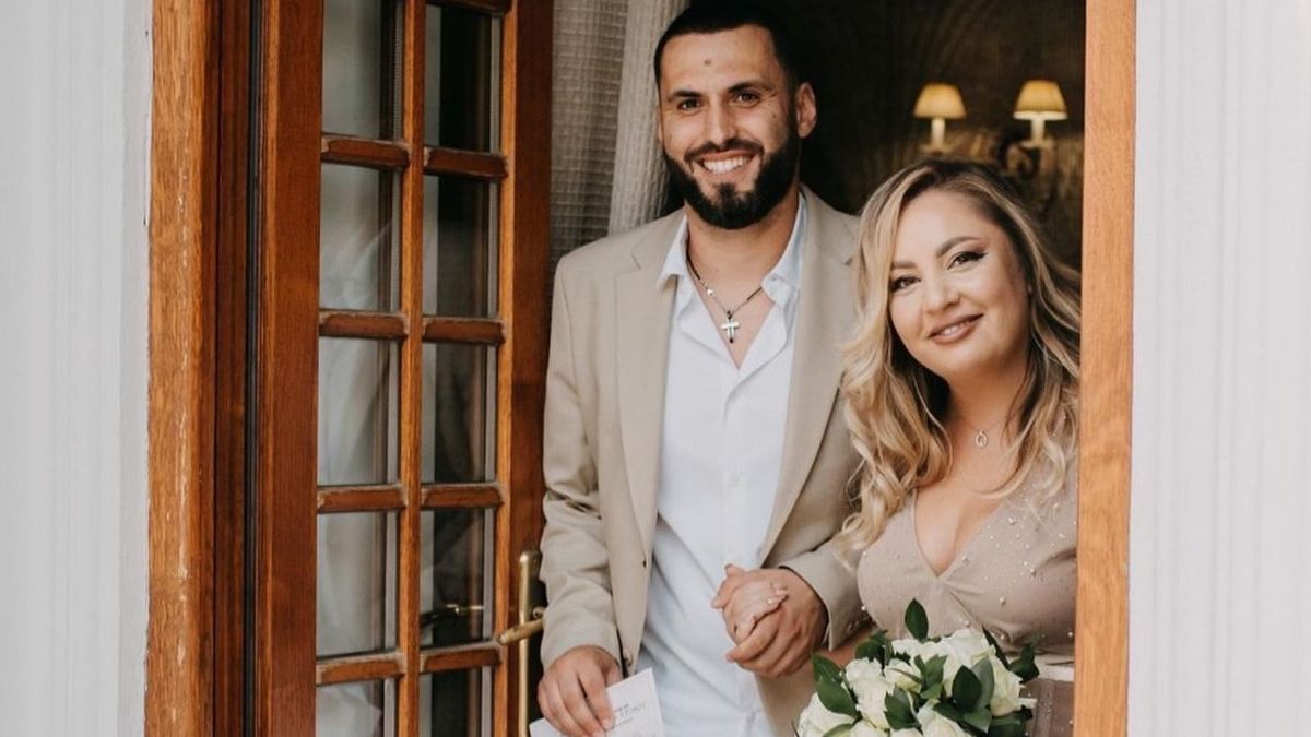 Ava s-a casatorit civil