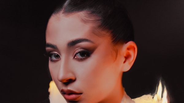 "Când simți că deși sunteți împreună, partenerul nu mai ține cu adevărat la tine și se îndepărtează!" Nicole Cherry promite să îți fure o lacrimă cu ,,Împreună separat”