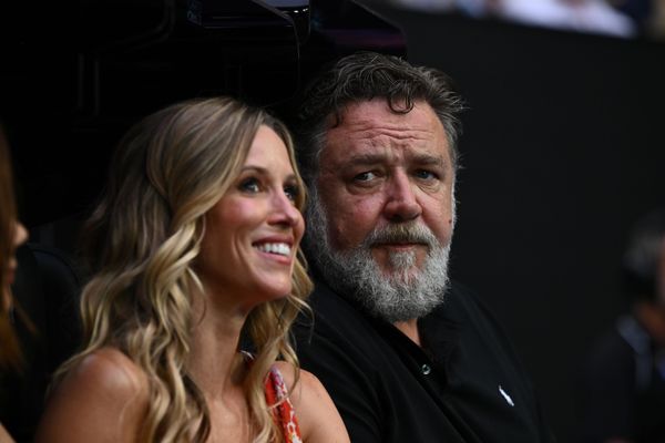 Russell Crowe și iubita lui, Britney Theriot,  dați afară dintr-un restaurant din Australia! Ce regula au &icirc;ncălcat cele doua celebrități