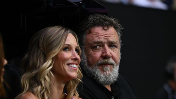 Russell Crowe și iubita lui, Britney Theriot,  dați afară dintr-un restaurant din Australia! Ce regula au încălcat cele doua celebrități