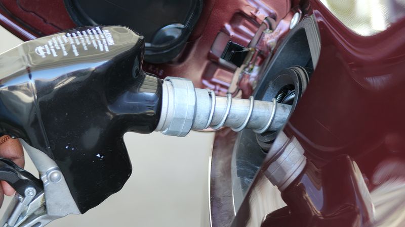 Preț benzină și motorină azi, 28 februarie 2023: Benzinăriile unde găsești cei mai ieftini carburanți