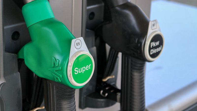 Preț benzină și motorină azi, 1 martie 2023: Benzinăriile unde găsești cei mai ieftini carburanți