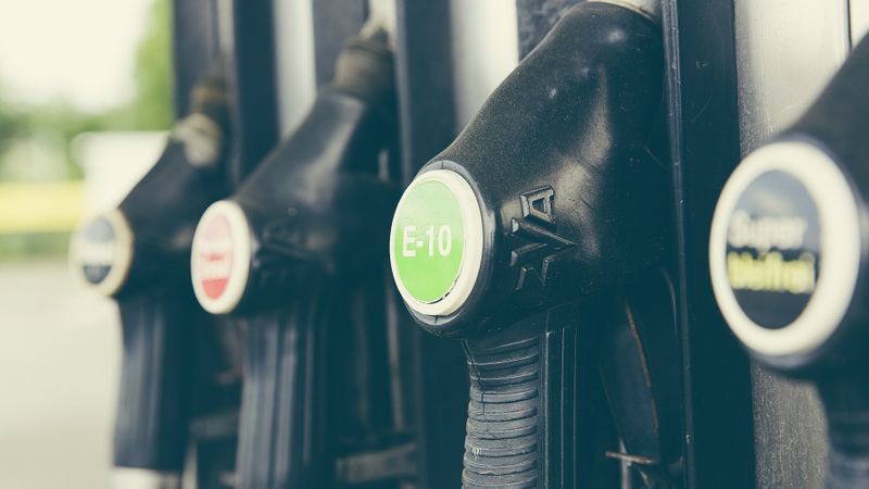 Preț benzină și motorină azi, 1 martie 2023: Benzinăriile unde găsești cei mai ieftini carburanți