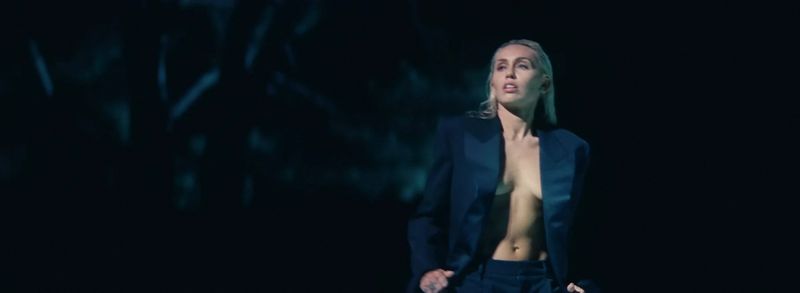 Miley Cyrus in videoclipul Flowers