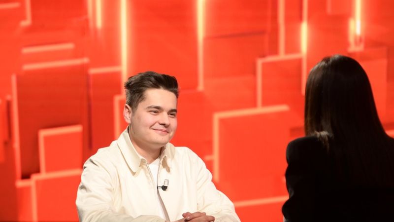 Selly, cel mai t&acirc;năr invitat de la &ldquo;40 de &icirc;ntrebări cu Denise Rifai&rdquo;. Dezvăluirile celui mai influent rom&acirc;n din mediul online, &icirc;n ediția de duminică a emisiunii de la Kanal D