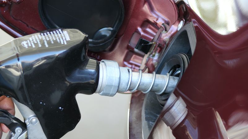 Preț benzină și motorină azi, 3 martie 2023: Benzinăriile unde găsești cei mai ieftini carburanți