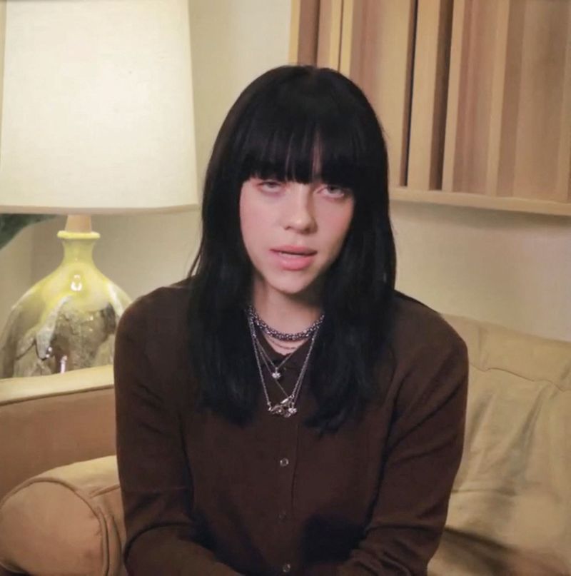 Billie Eilish spune ca nu se mai uita deloc pe aplicatii