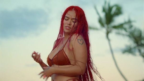 VIDEOCLIP: KAROL G &ndash; Mientras Me Curo Del Cora