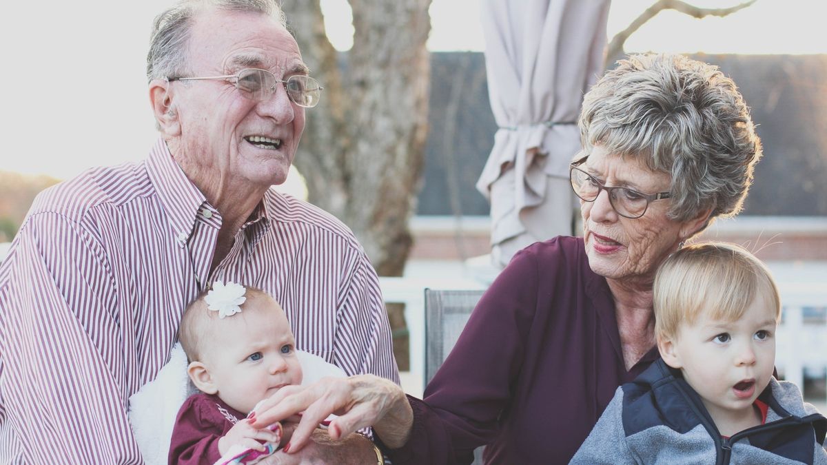 Românii s-ar putea pensiona cu doi ani mai devreme. Care sunt condițiile pe care trebuie să le îndeplinească?