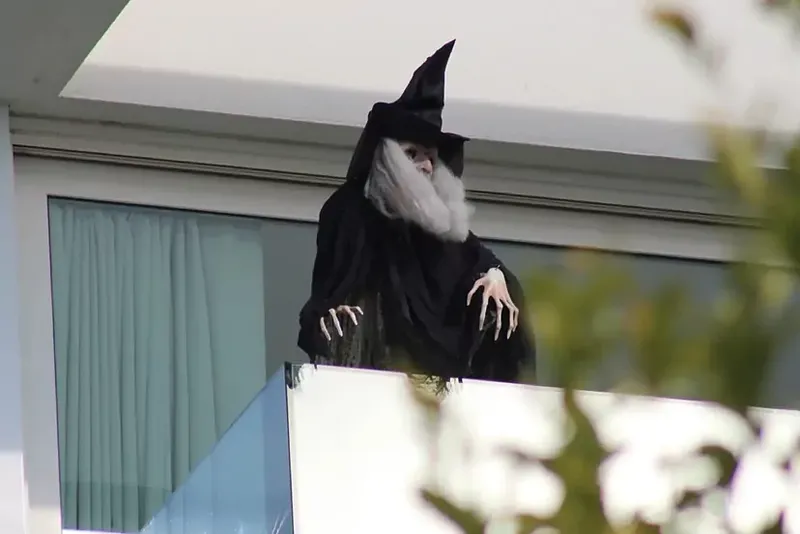 Shakira are un nou mesaj pentru părinții lui Piqué! Vedeta și-a scos vrăjitoarea din nou pe balcon