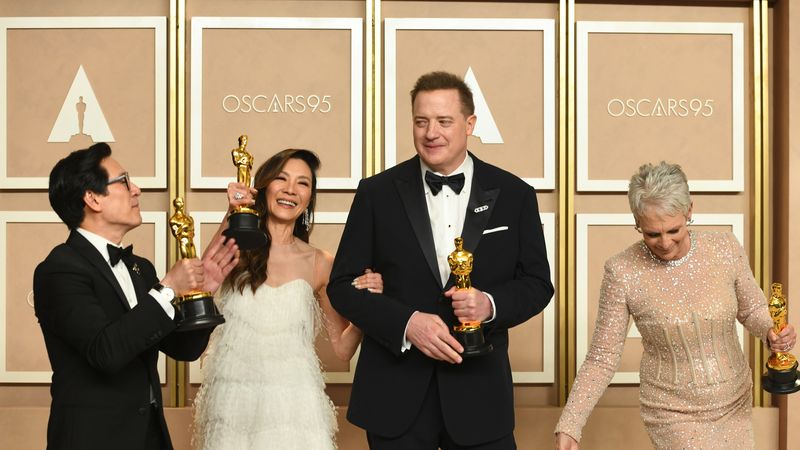&bdquo;Everything Everywhere All at Once&rdquo; a dominat Gala Oscar 2023 cu şapte premii c&acirc;ştigate. Iata lista completă a c&acirc;știgătorilor