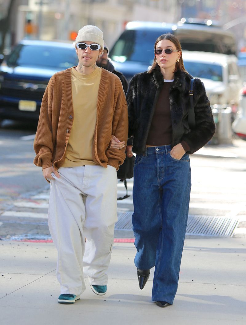 Hailey Bieber si Justin Bieber pe strazile din New York