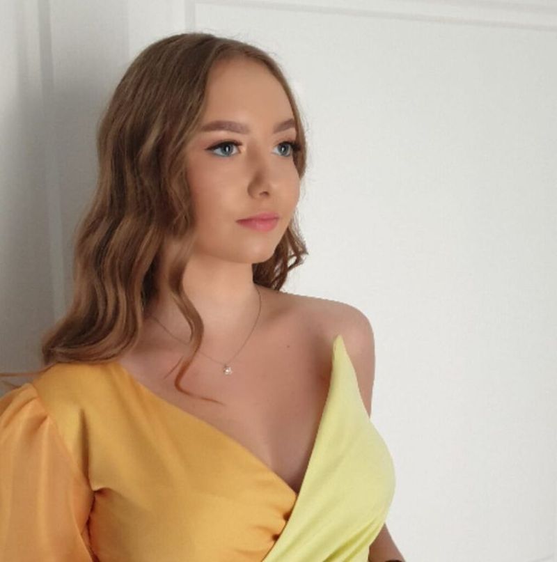 Alexia, fata de 15 ani căreia i-au fost repuse brațele, a reușit să cânte la pian