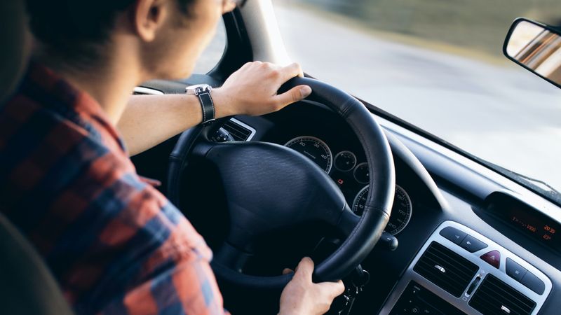 Amenzi rutiere 2023: Ce sancțiune se aplică dacă &icirc;mprumuți mașina unei persoane care nu are permis de conducere?