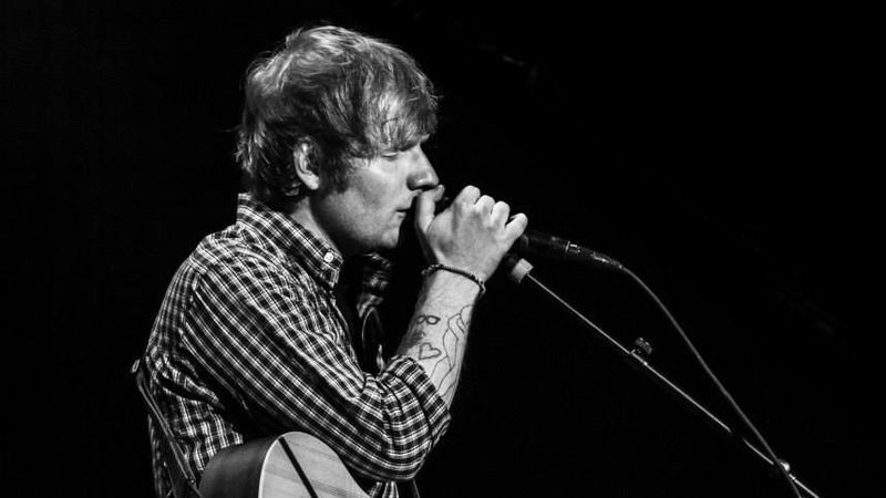 Noi imagini cu Ed Sheeran pl&acirc;ng&acirc;nd. C&acirc;ntărețul a dat fr&acirc;u liber durerii: "Pierderea asta a pus stăp&acirc;nire pe viața mea"