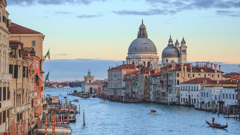 C&acirc;t costă să te plimbi cu gondola &icirc;n Veneția?