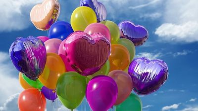 Cele mai frumoase mesaje și urări de ”La mulți ani”: ”Astăzi e ziua ta, iar soarele ar trebui să îți zâmbească chiar și din spatele norilor!”