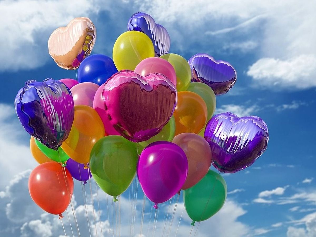 Cele mai frumoase mesaje și urări de ”La mulți ani”: „Astăzi e ziua ta, iar soarele ar trebui să îți zâmbească chiar și din spatele norilor! La mulți ani fericiți!” 