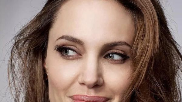 Angelina Jolie își reface ușor, ușor viața sentimentală și nu oricum. Actrița a fost surprinsă în compania unuia dintre miliardarii planetei de origine britanică