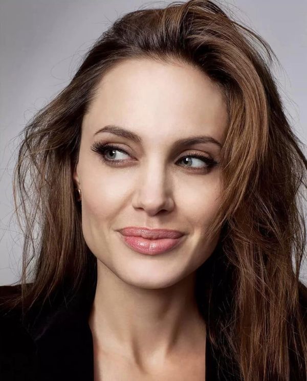 Angelina Jolie &icirc;și reface ușor, ușor viața sentimentală și nu oricum. Actrița a fost surprinsă &icirc;n compania unuia dintre miliardarii planetei de origine britanică