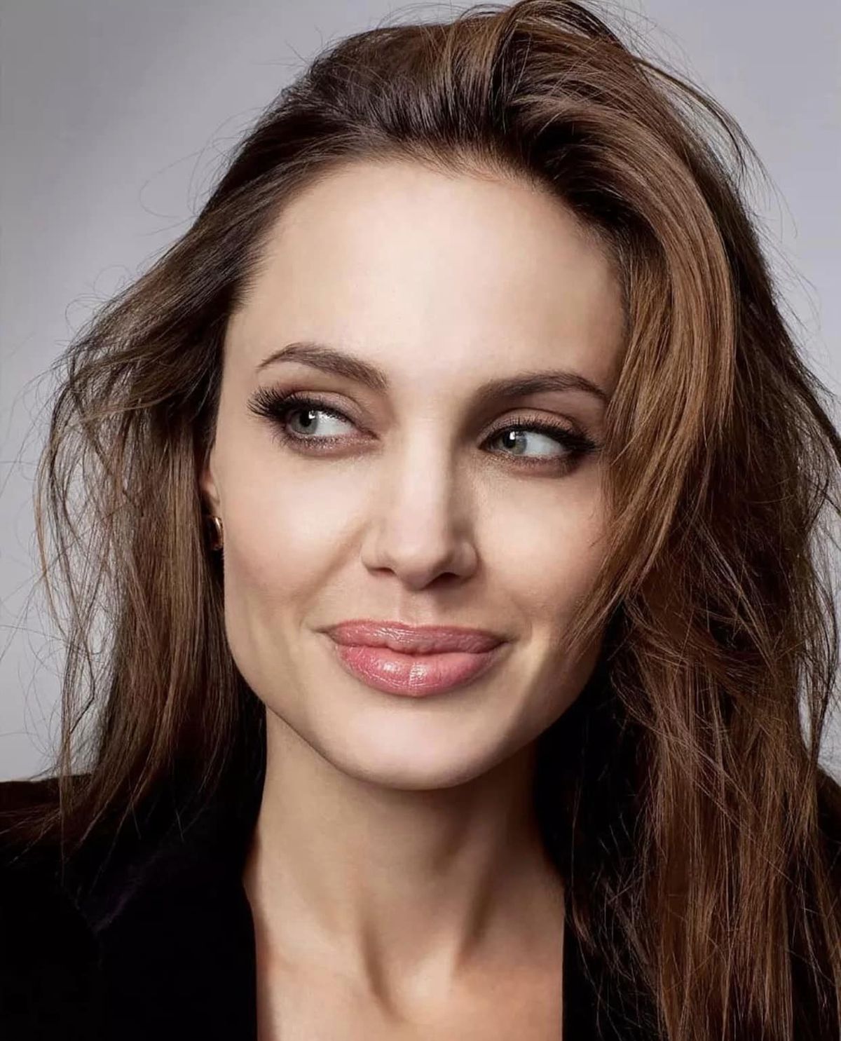 Angelina Jolie își reface ușor, ușor viața sentimentală și nu oricum. Actrița a fost surprinsă în compania unuia dintre miliardarii planetei de origine britanică
