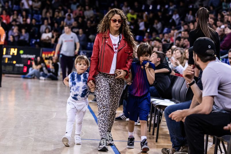 Shakira impreuna cu cei doi fii la un meci al lui Pique