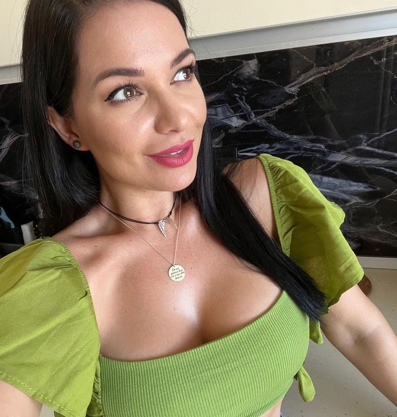 Deea Maxer l-a șters pe Dinu de pe Instagram