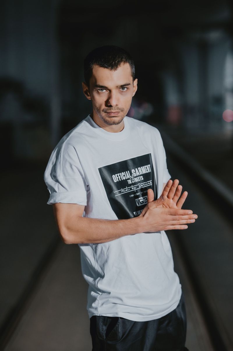 Vescan se concentreaza pe scris versuri