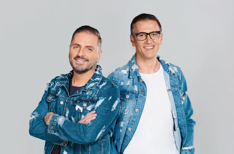 Greeg (Grigore Șerban) și Cernat (Cosmin Cernat) sunt cei doi prezentatori talentați și experimentați