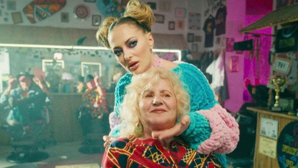 Delia a lansat videoclipul piesei ”Lololo”, o reinterpretare a piesei "Fata de pe plajă" a trupei Azur