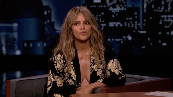 Halle Berry surprinsă goală-pușcă pe balcon &icirc;n timp ce bea un pahar cu vin: "Fac ce vreau"