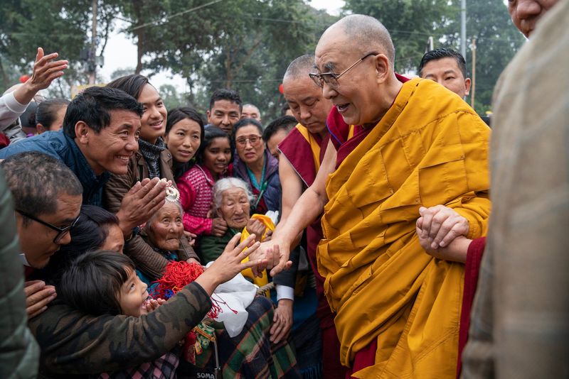 Dalai Lama și-a cerut scuze după ce a fost filmat când sărută un băiețel pe gură și îi spune să îi „sugă limba”