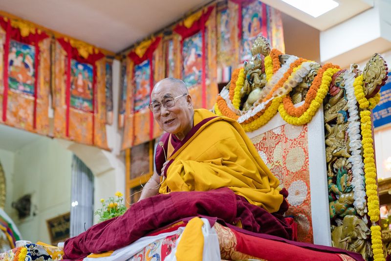 Dalai Lama și-a cerut scuze după ce a fost filmat când sărută un băiețel pe gură și îi spune să îi „sugă limba”