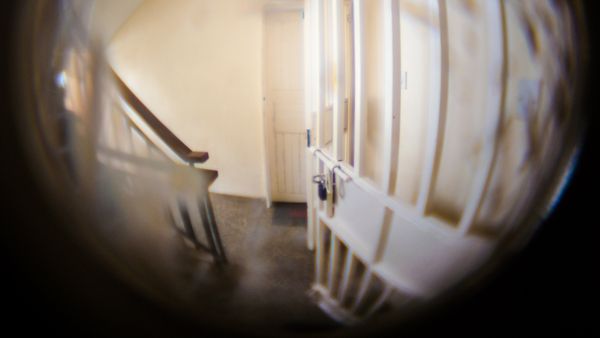 VIDEO Ce a observat un bărbat când s-a uitat pe vizorul ușii: "Mereu am crezut că tata este îngerul păzitor al copiilor"