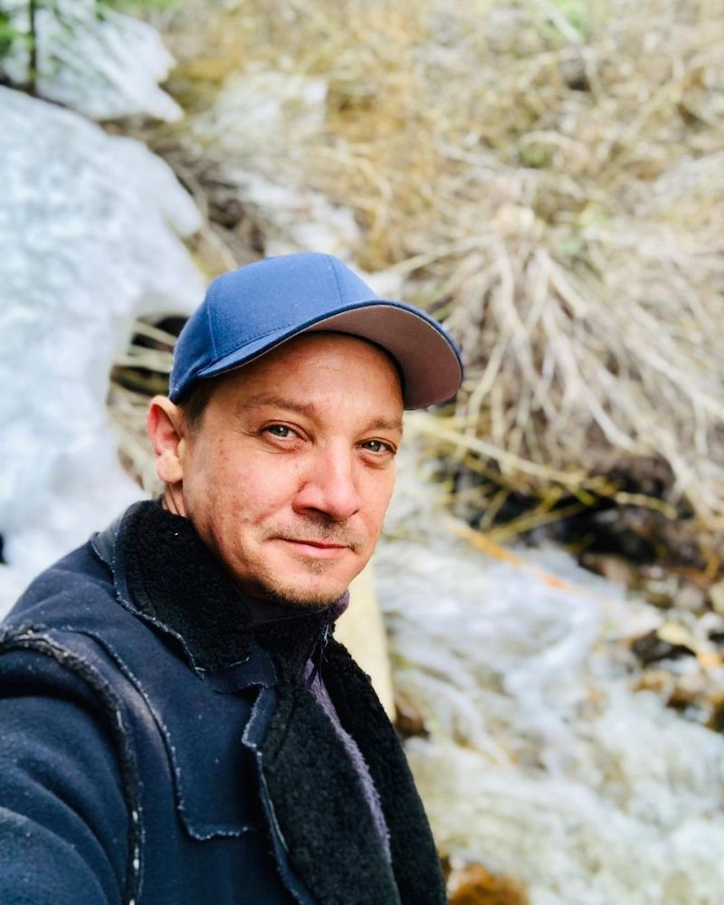Jeremy Renner a fost la un pas de moarte după ce un plug de zăpadă l-a zdrobit.