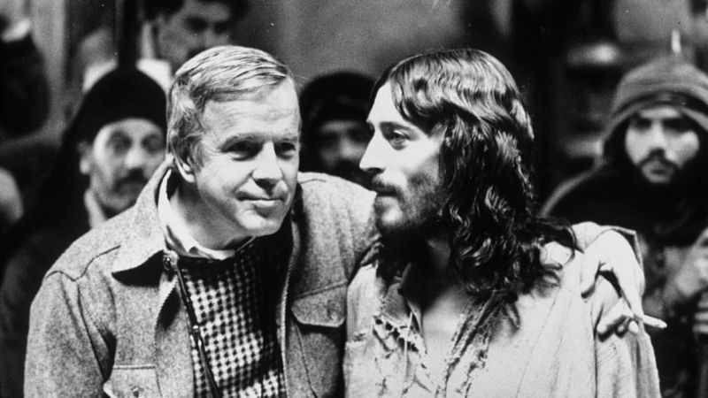 Cum arată Rober Powell, actorul venerat ca Iisus,&nbsp;la 78 de ani? Iată prin ce a trecut pe parcursul filmărilor pentru &bdquo;Iisus din Nazaret&rdquo;