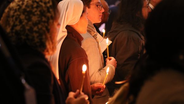 Învierea Domnului 2023: La ce oră începe slujba și când ajunge Lumina Sfânta în România? Tradiții și obiceiuri pentru această noapte sfântă