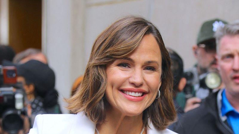 Jennifer Lopez la cuțite cu fosta soție a lui Ben Affleck, Jennifer Garner! Actorul este prins la mijloc &icirc;ntre cele doua femei din viața lui