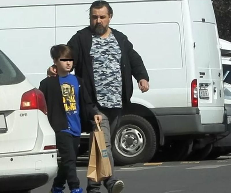 Petru Mircea Jr, surprins pe strada alaturi de tatal lui