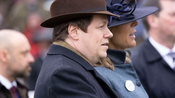 Fiul Camillei Parker nu o vede regina Angliei pe mama lui. Cele mai recente dezvăluiri publice ale lui Tom Parker